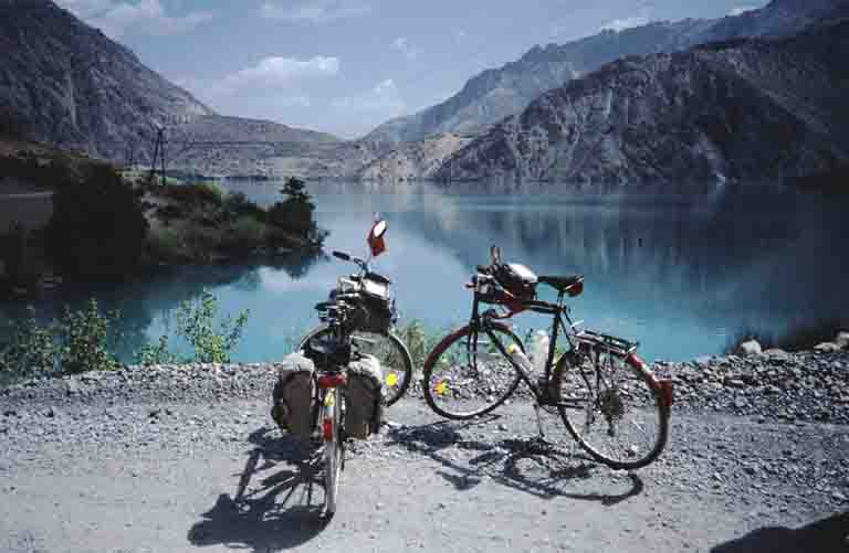 Biciklantoj ĉe la lago Iskanderkul
